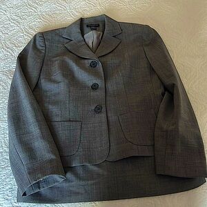 Ann Taylor women’s jacket and skirt suit. Size 6